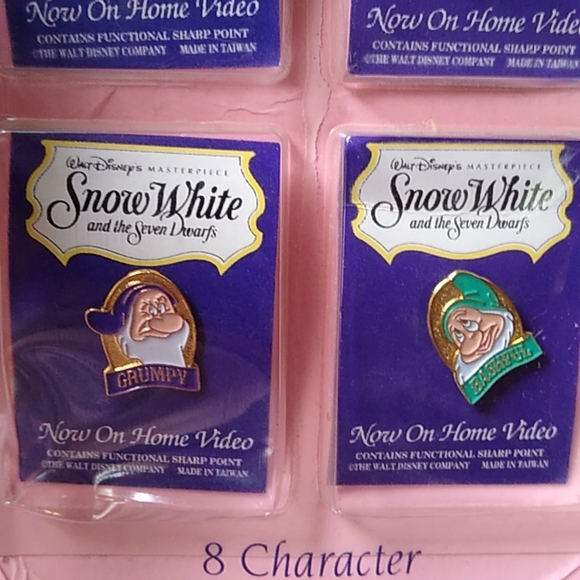 Snow White Special Edition Complete 8 Character Collectors Series Pin Set. NWT. - Picture 6 of 6